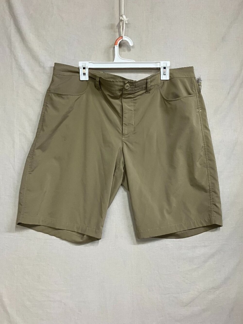 Under Armour Golf Shorts Men's Size 40 Khaki Loose HeatGear Performance